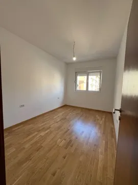 Prazna soba sa parketom i bijelim zidovima. - image 10