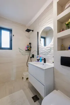 Moderne opremljeno kupatilo sa umivaonikom i tuš kabinom. - image 9