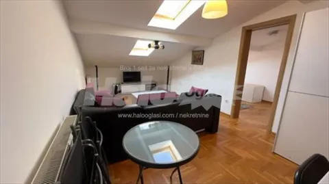Potkrovni dnevni boravak sa garniturom i trpezarijskim stolom. - image 3