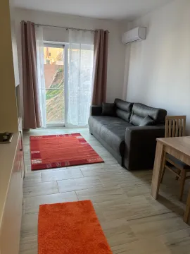 Dnevna soba sa garniturom, trpezarijskim stolom i izlazom na terasu. - image 11