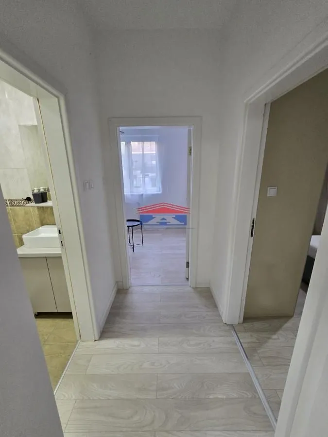 Izdavanje, četvorosoban stan, 69m², Centar, Novi Sad