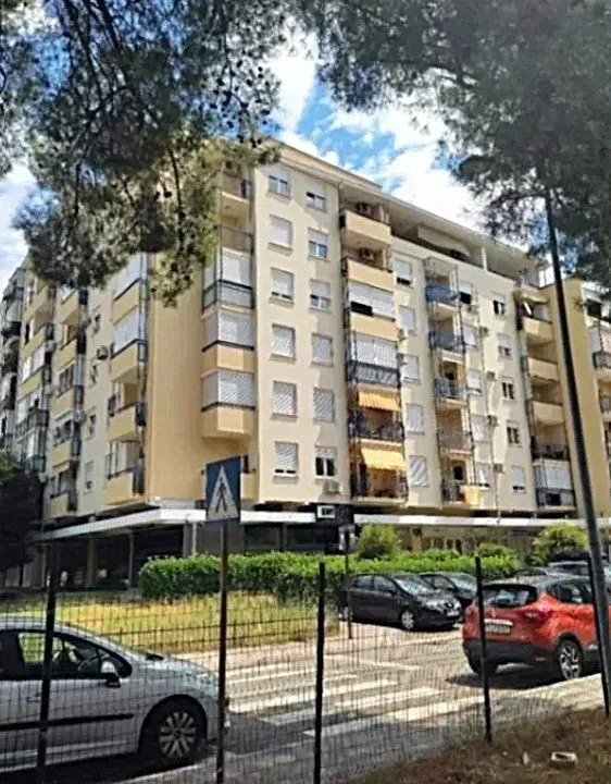 Izdavanje, jednosoban stan, 40m², Blok 6, Podgorica