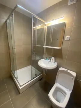 Manje kupatilo sa tuš kabinom, umivaonikom i toaletnom šoljom obloženo keramičkim pločicama. - image 13