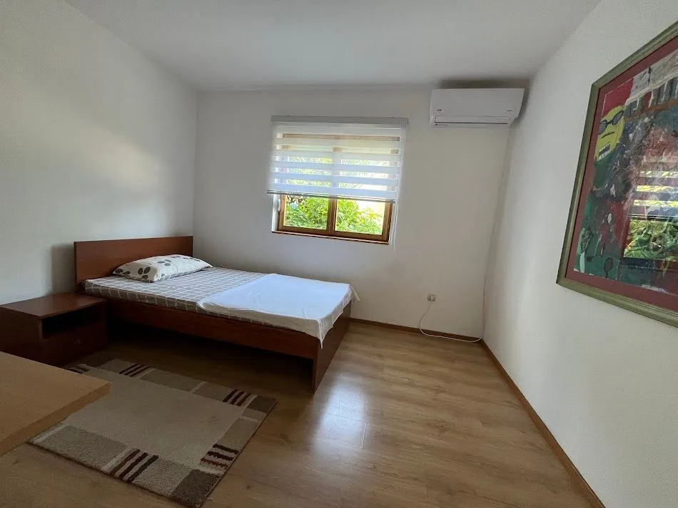 Izdavanje, kuća, 200m², Tološi, Podgorica