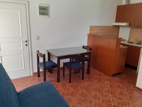 Manja kuhinja sa trpezarijskim stolom i stolicama. - image 3