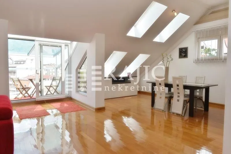 Spacious bright living room with dining area and access to the terrace.