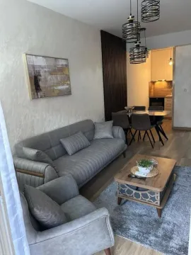Dnevni boravak sa garniturom, stočićem i trpezarijom u pozadini. - image 10