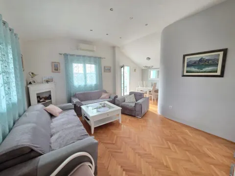 Izdavanje, dvosoban stan, 85m², Momišići, Podgorica - image 2