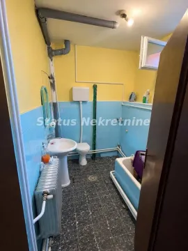 Manje kupatilo sa kadom, umivaonikom, wc šoljom i radijatorom. - image 17