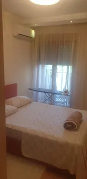 Spavaća soba sa bračnim krevetom i klima uređajem. - image 9