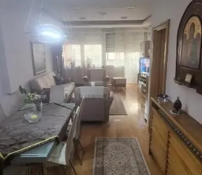 Kuća in Voždovac Sve Podlokacije