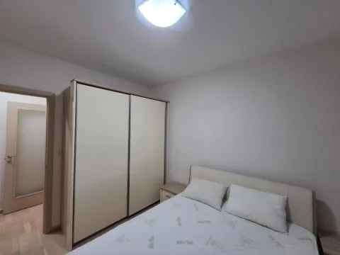 Furnished bedroom with a double bed and a large wardrobe. - image 6