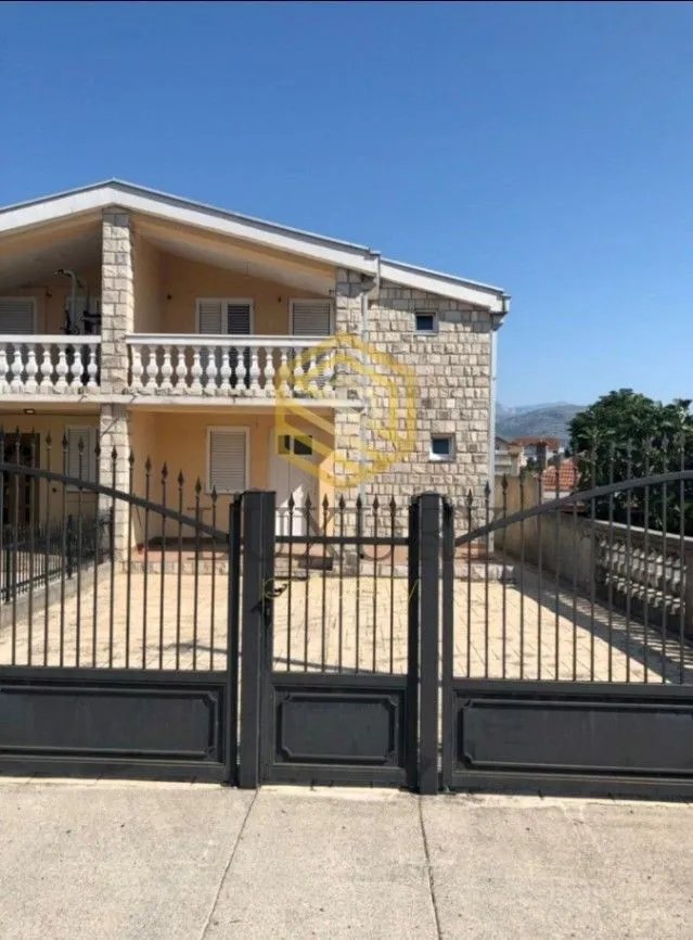 Izdavanje, kuća, 200m², Konik, Podgorica