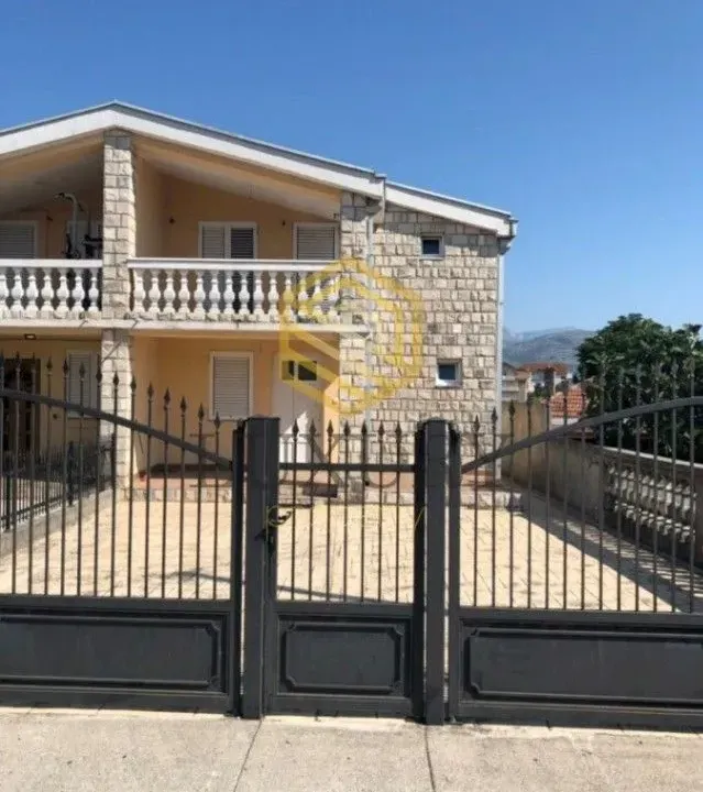 Izdavanje, kuća, 200m², Konik, Podgorica