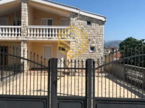 Izdavanje, kuća, 200m², Konik, Podgorica - image 1