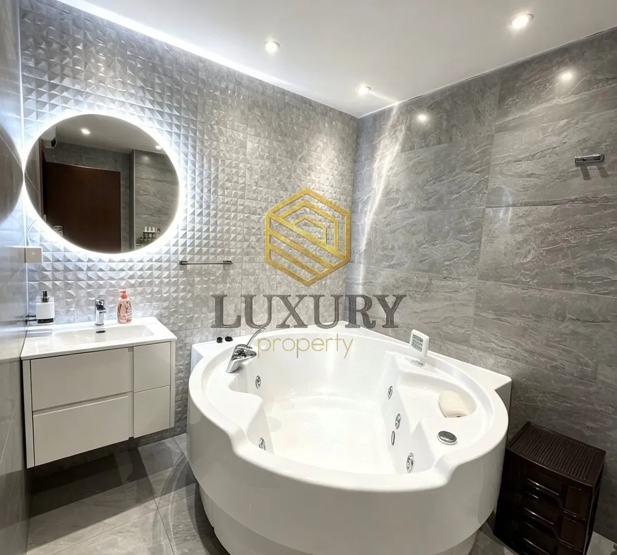 Rent, three bedroom apartment, 215m², Centar, Podgorica