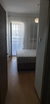 Spavaća soba sa krevetom i izlazom na terasu. - image 9