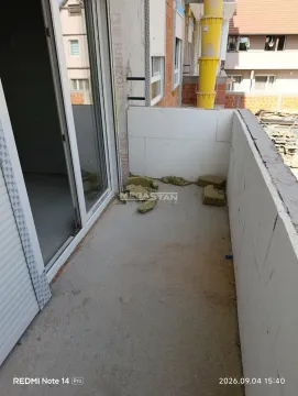 Nezavršeni balkon na objektu u izgradnji sa kliznim balkonskim vratima. - image 6