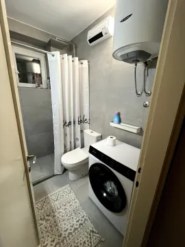 Manje kupatilo sa tuš kabinom, veš mašinom i sanitarijama. - image 8