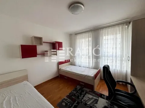 Dečja soba sa dva kreveta i radnim stolom. - image 9