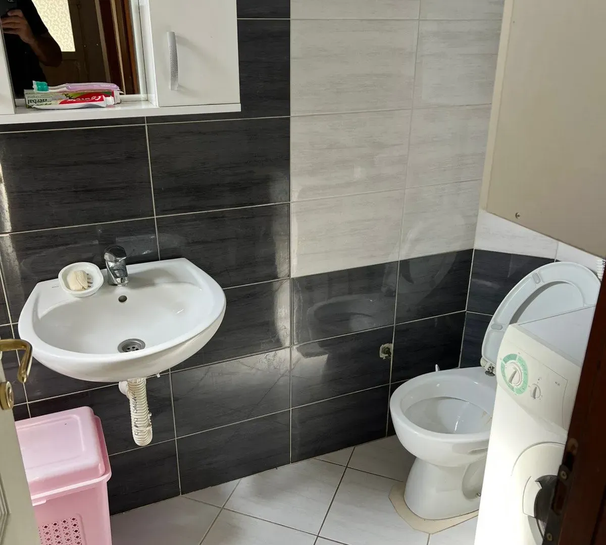 Izdavanje, trosoban stan, 140m², Vranići, Podgorica