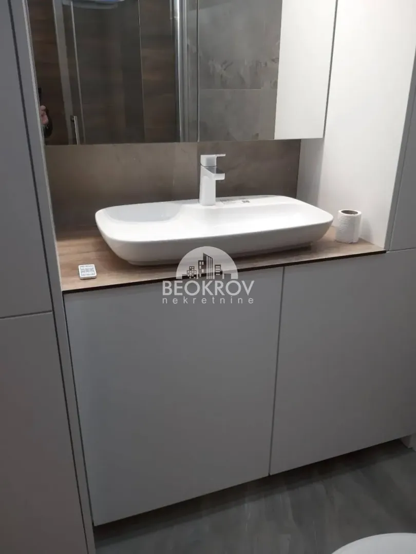 Modern washbasin with vanity unit and mirror in the bathroom.