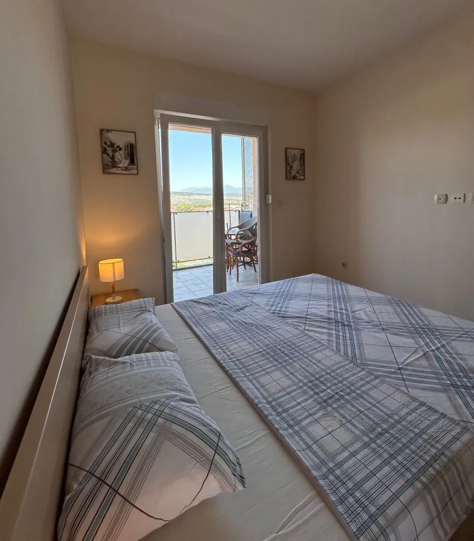 Furnished bedroom with a double bed and access to the terrace.