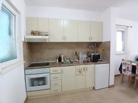Manja opremljena kuhinja sa donjim i gornjim elementima i šporetom. - image 2