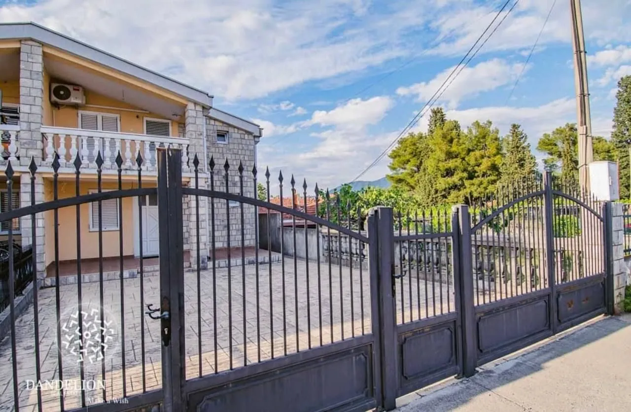 Rent, house, 220m², Stari Aerodrom, Podgorica