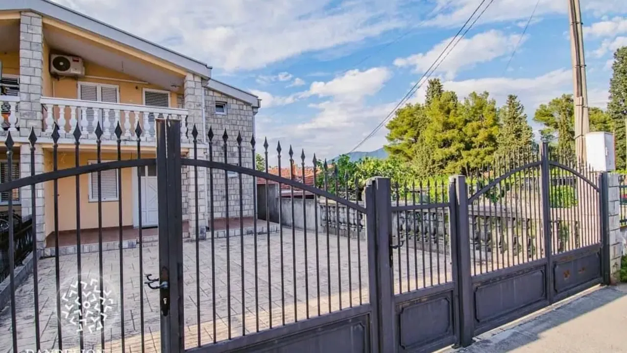 Izdavanje, kuća, 220m², Stari Aerodrom, Podgorica