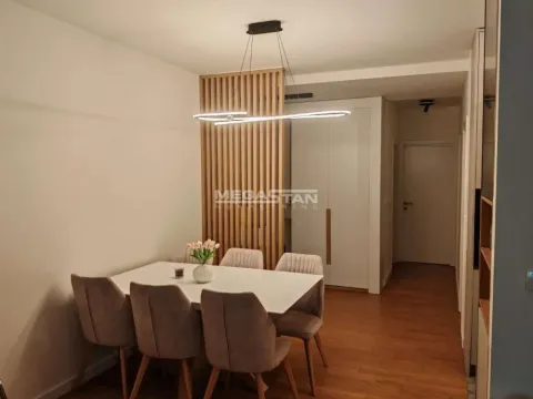 Trpezarija sa stolom, stolicama i ukrasnim drvenim panelom. - image 7
