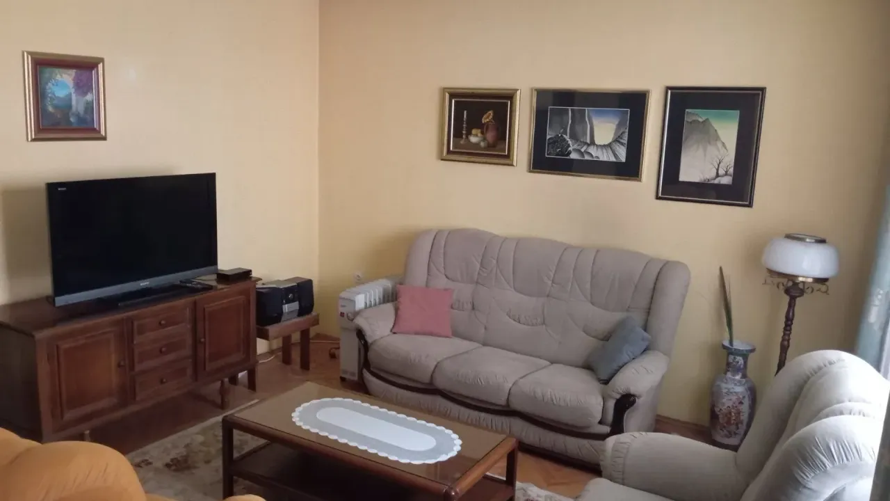 Izdavanje, dvosoban stan, 75m², Gintaš, Podgorica