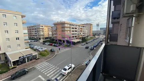 Pogled na ulicu i gradsko naselje sa terase. - image 7