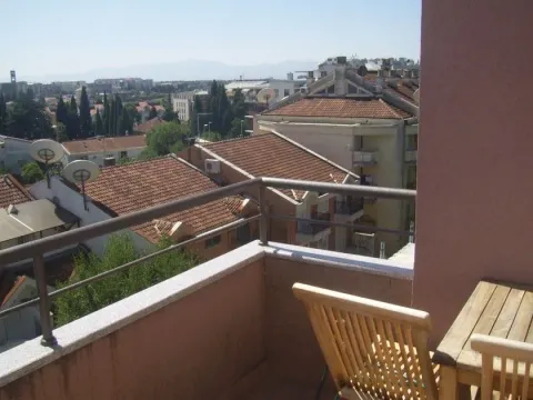 Manji namješteni balkon sa pogledom na naselje i krovove zgrada. - image 7