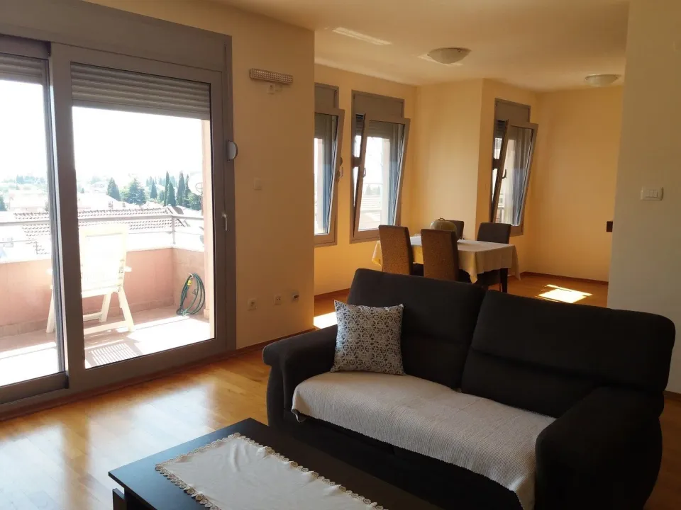 Izdavanje, trosoban stan, 125m², Pod Goricom, Podgorica
