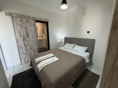 Izdavanje, jednosoban stan, 30m², Tivat, Crna Gora