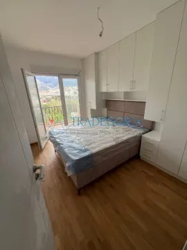 Namještena spavaća soba sa ugrađenim garderoberom i izlazom na terasu. - image 5