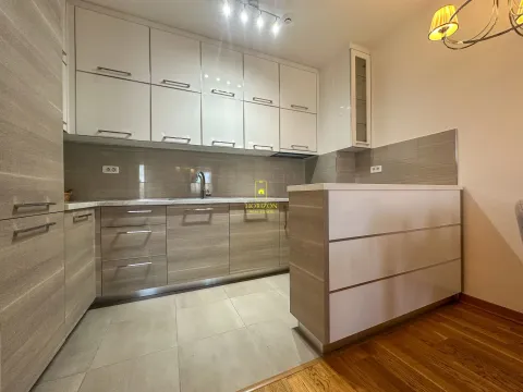 Moderna kuhinja sa ugradnim elementima i šankom. - image 3