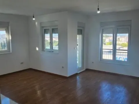 Izdavanje, dvosoban stan, 70m², Zabjelo, Podgorica - image 13