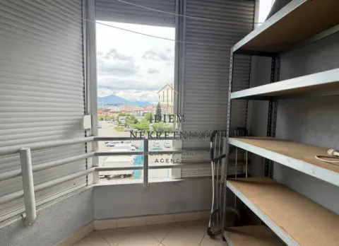 Zastakljeni balkon sa policama i pogledom na grad. - image 5