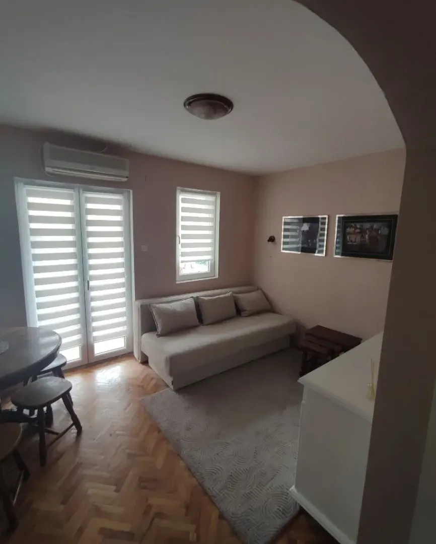 Izdavanje, dvosoban stan, 44m², Babilonija, Budva