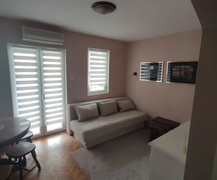 Izdavanje, dvosoban stan, 44m², Babilonija, Budva