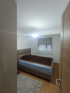 Spavaća soba sa bračnim krevetom i prozorom. - image 7