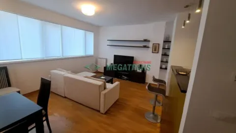 Dnevna soba sa garniturom, TV komodom i trpezarijskim stolom. - image 4