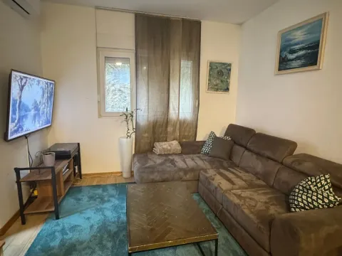 Rent, one bedroom apartment, 43m², Budva, Crna Gora - image 1