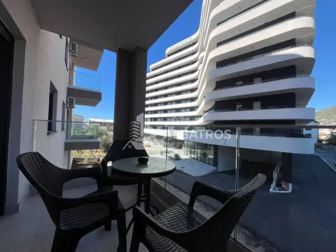 Namješten balkon sa garniturom za sjedenje i pogledom na zgradu. - image 12