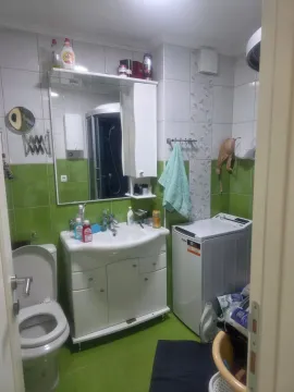 Manje kupatilo sa umivaonikom, wc šoljom, tuš kabinom i mašinom za veš. - image 9