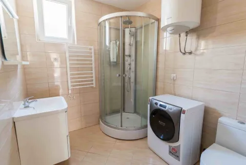 Svijetlo kupatilo sa tuš kabinom, veš mašinom i bojlerom. - image 17