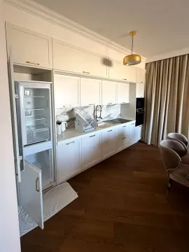 Moderna bijela kuhinja sa ugrađenim frižiderom i trpezarijskim dijelom. - image 3
