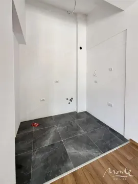 Manji prostor sa tamnim pločicama na podu i pripremljenim instalacijama. - image 8